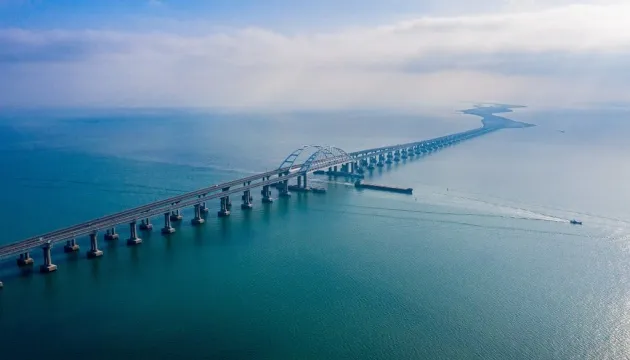 تسببت العاصفة في إلحاق أضرار بالحواجز بالقرب من جسر كيرتش