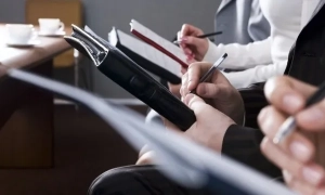 На Київщині повідомили про підозру жінці, яка організовувала фіктивні шлюби за гроші