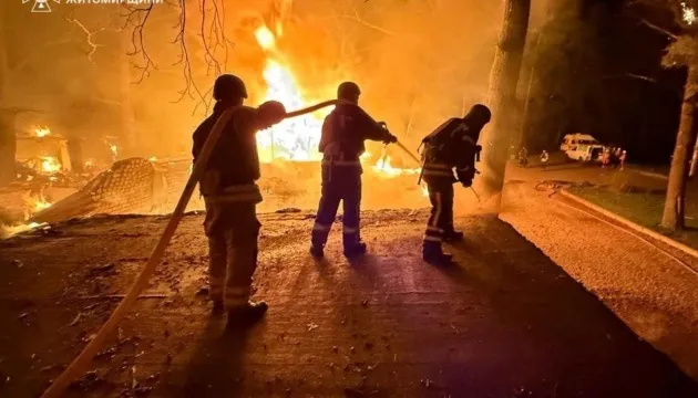 На Житомирщині спалахнула пожежа на інфраструктурному об’єкті після атаки дронів РФ
