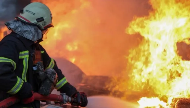 Російський удар по підприємству у Харківській області спричинив пожежу