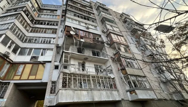 рф обстріляла Корабельний район Херсона, є постраждалі