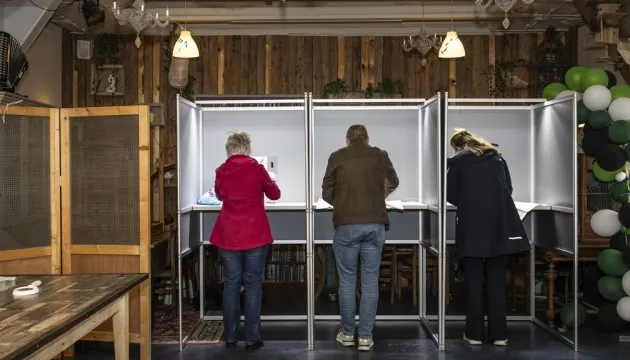 W Holandii w wyborach prowadzą dwie partie — skrajnie prawicowa oraz proeuropejska W Holandii w wyborach prowadzą dwie partie — skrajnie prawicowa oraz proeuropejska