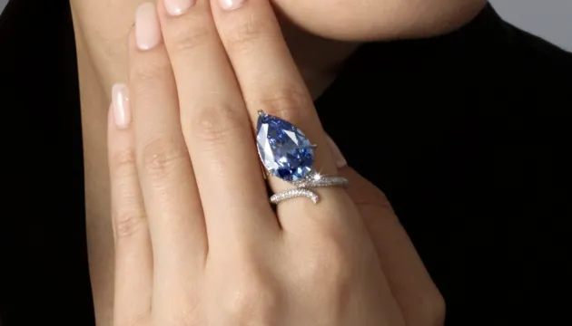 На аукціоні Christie’s у Женеві продали блакитний діамант за $25,6 млн – фото
