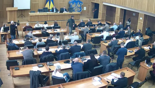 Депутат вручив лопату меру, протестуючи проти видобутку надр у місті