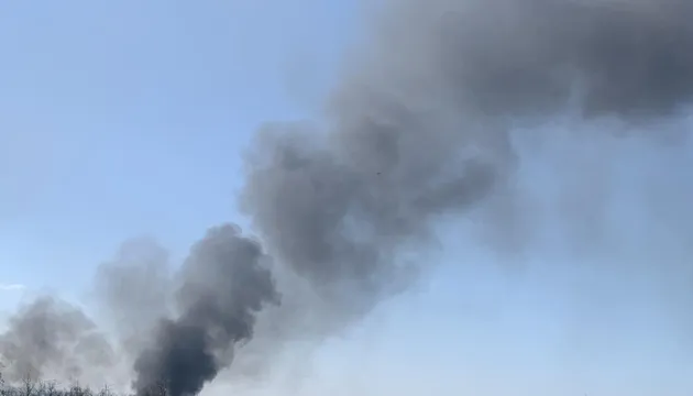 Российский дрон попал в многоэтажный дом в Харькове