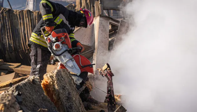 У Яготині п’яту добу гасять наслідки російського удару (Фото, Відео)