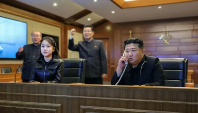 Кім Чен Ин разом із донькою спостерігав за ракетними випробуваннями