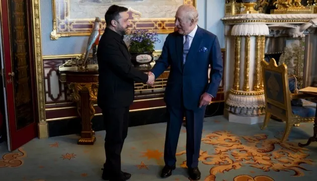 Зеленський подарував Чарльзу ІІІ, який відстежує атаки Росії у реальному часі