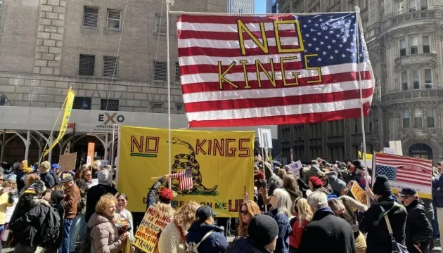 У США понад 8 млн людей вийшли на масштабні протести із гаслом «Ні королям»