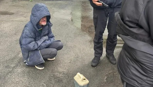 У Києві затримали чоловіка після нападу на авто депутата