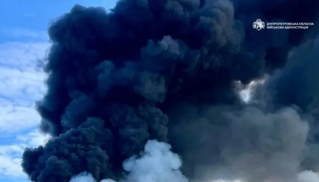 У Дніпрі внаслідок удару по АЗС спалахнула масштабна пожежа горять вантажівки