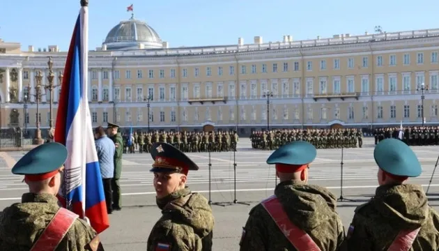 У Новосибірську жителів привітав із 9 травня орангутанг
