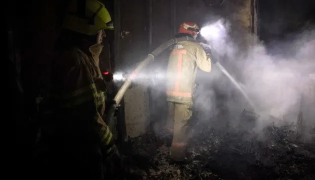У Полтаві після нічного удару горіла адмінбудівля