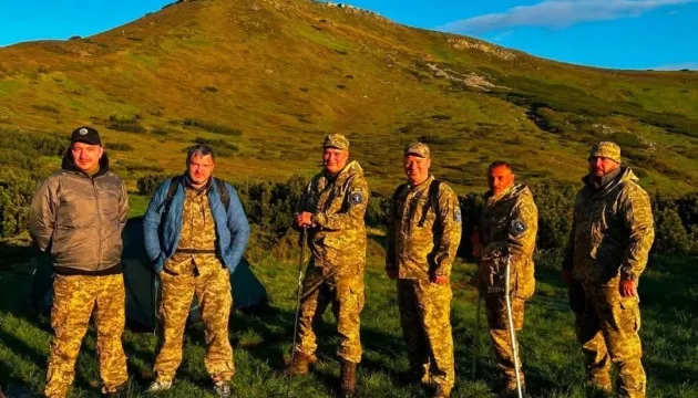 Флаги над вершинами высотой более двух тысяч метров: 42-я ОМБ установила рекорд в Карпатах