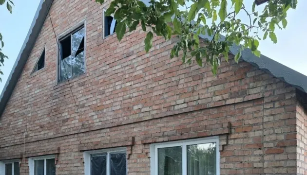 В Днепропетровской области в результате обстрелов со стороны РФ погибла женщина, двое получили ранения