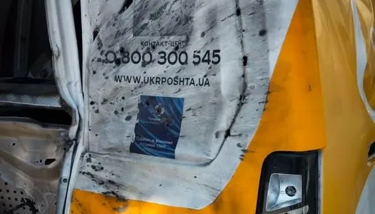 Росіяни вдарили дроном по поштовій автівці на Сумщині