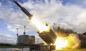 Фото, видео: в США самолет попал под поезд, пилота спасли в последний момент