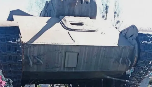 На Харківщині з меморіалу викрали танк, пошкодивши понад 10 могил