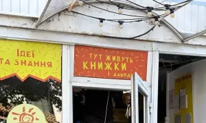 Миниатюрные символы Киева одели в вышиванки