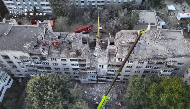 У Львові після ракетного удару тривають аварійно-рятувальні роботи
