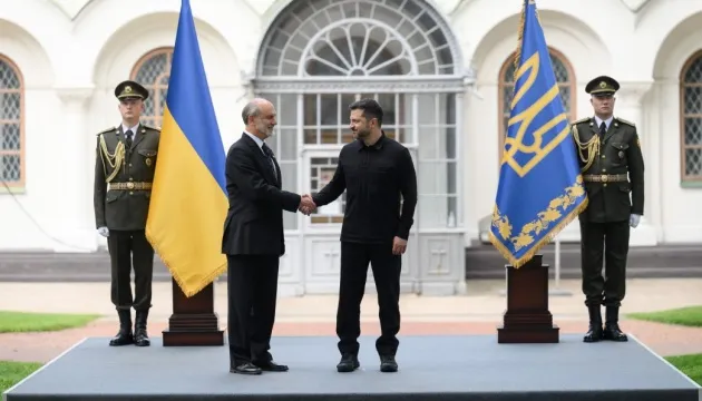 Зеленський зустрівся з послами п'яти країн