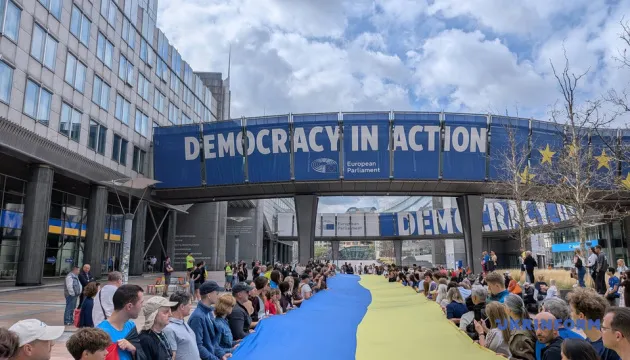 Перед Європарламентом розгорнули 30-метровий прапор України