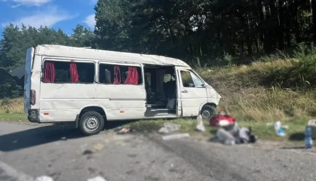 A minibus overturned on the Kyiv–Chop highway; seven people were injured