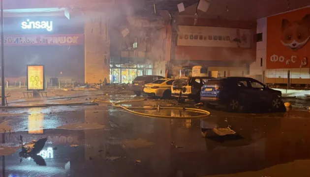 Войска РФ вновь нанесли удар по ТРЦ в центре Сум