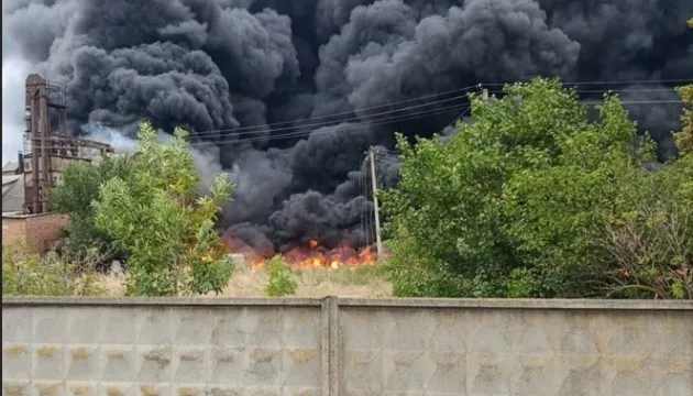 У Лозівській громаді Харківщини через атаку рф спалахнула масштабна пожежа на агропідприємстві
