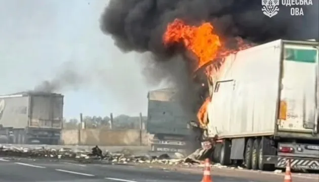 Росія атакувала автодорогу на Одещині, пошкоджено три вантажівки