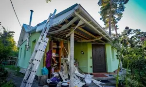 В Оболонському районі Києва гасили уламки збитої крилатої ракети