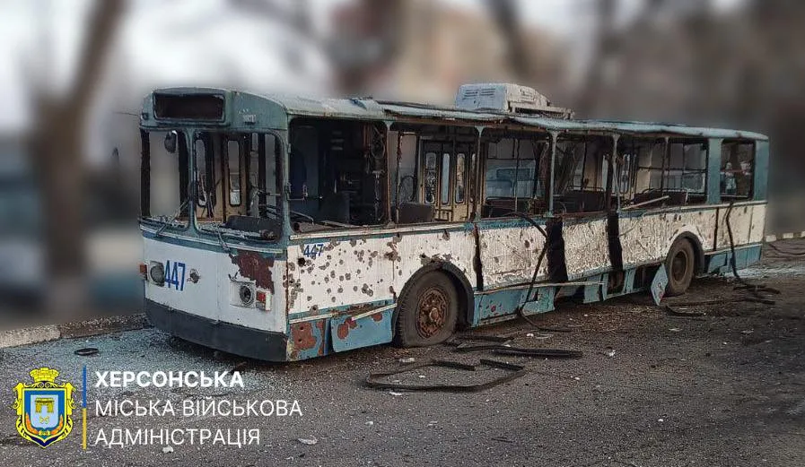 рф обстріляла комунальне підприємство в Херсоні, пошкоджено 12 тролейбусів
