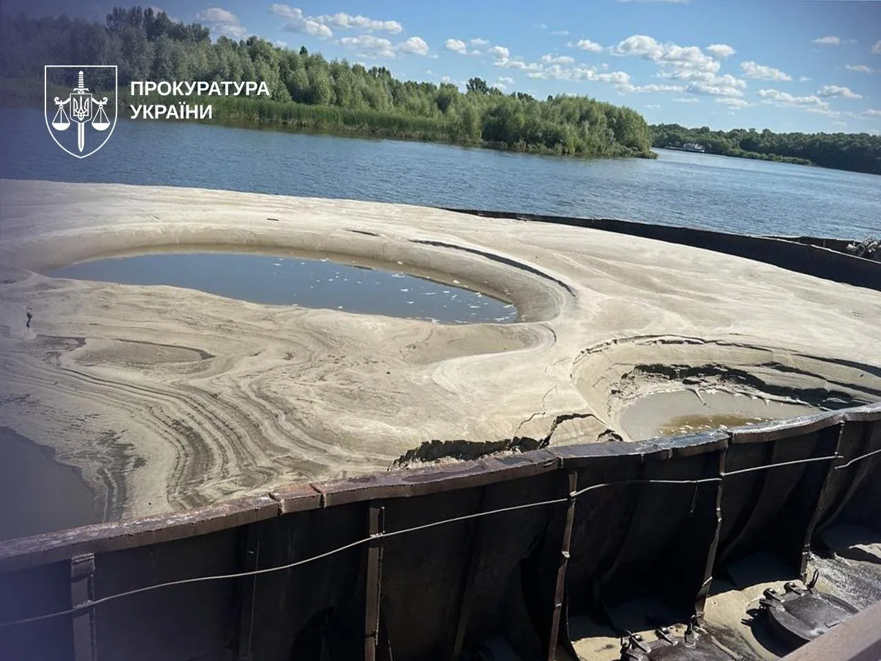 Директору підприємства оголосили підозру за видобуток піску з Десни