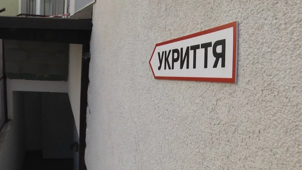 У Києві після удару РФ людей заблокувало в укритті бізнес-центру