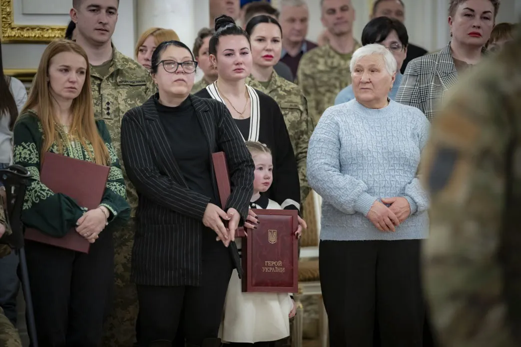 Зеленський передав орден «Золота Зірка» рідним загиблого Героя України Кирила Зіброва