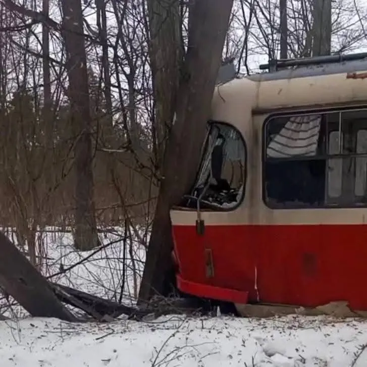 (Відео) Друга надзвичайна подія з трамваями у Києві за два дні: один згорів, інший зійшов з рейок