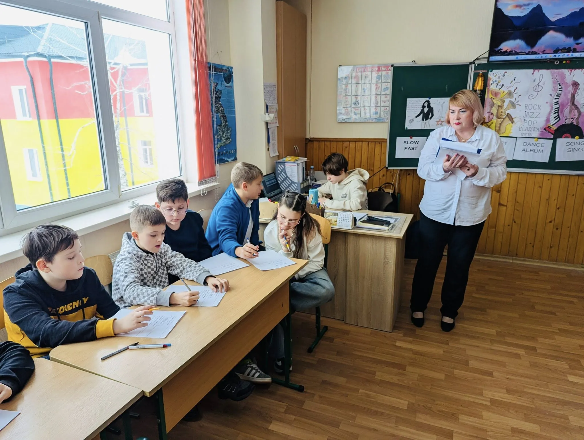 Кабмін посилив вимоги до кандидатів на роботу в школах та дитсадках