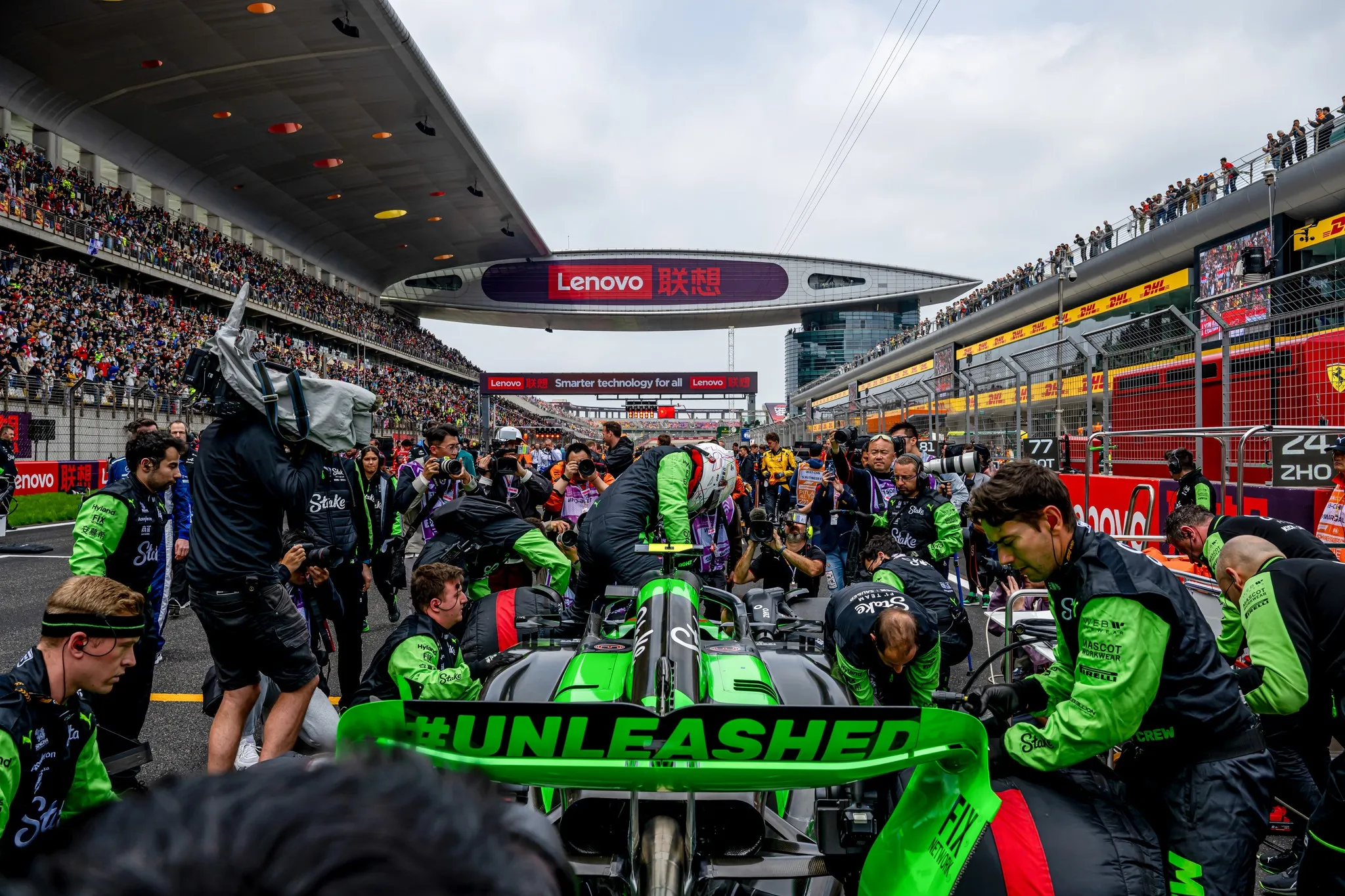 Легендарний пілот Формули-1 Шумахер почав пересуватися