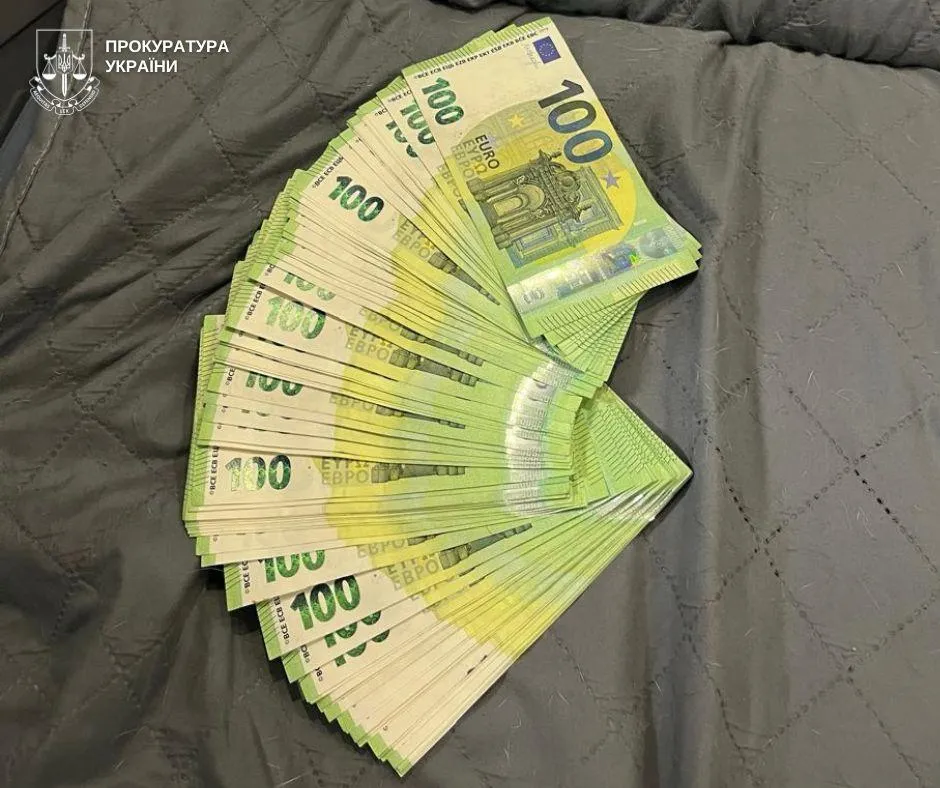 У Києві жінка організовувала фіктивне працевлаштування чоловіків для бронювання за хабарі