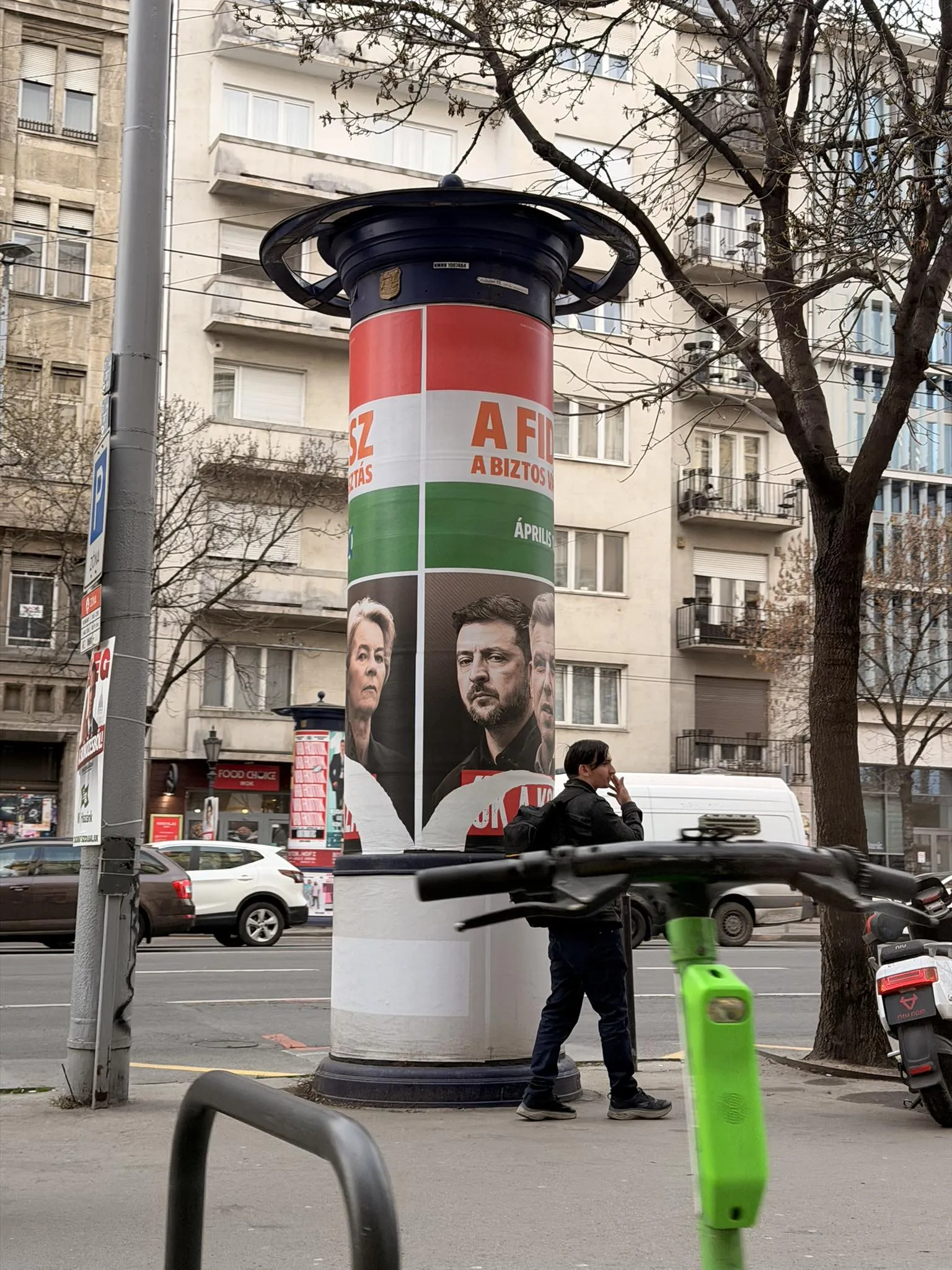 Будапешт завішаний банерами із Володимиром Зеленським