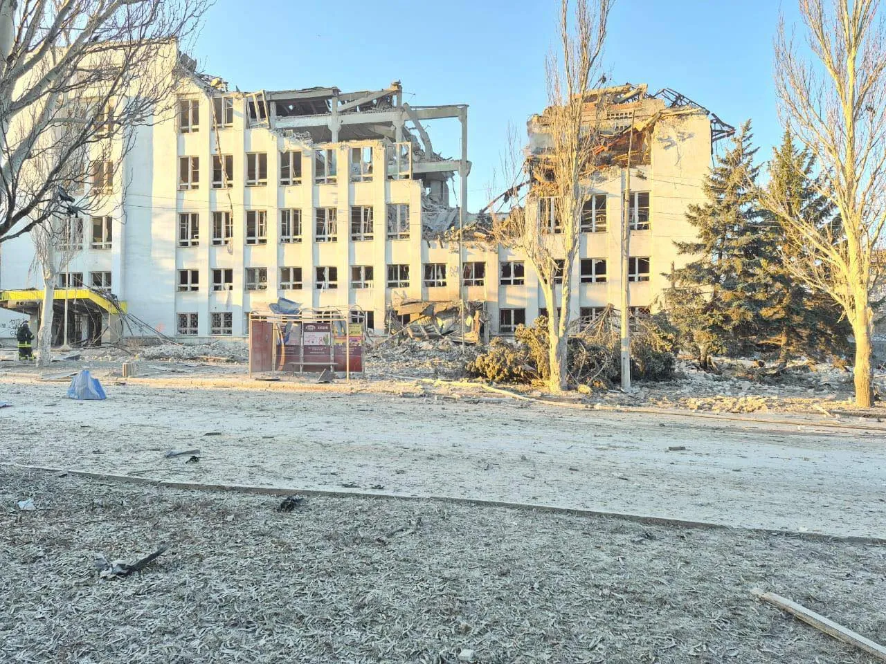 Російські окупанти знищили будівлю Головпоштамту Укрпошти у Краматорську