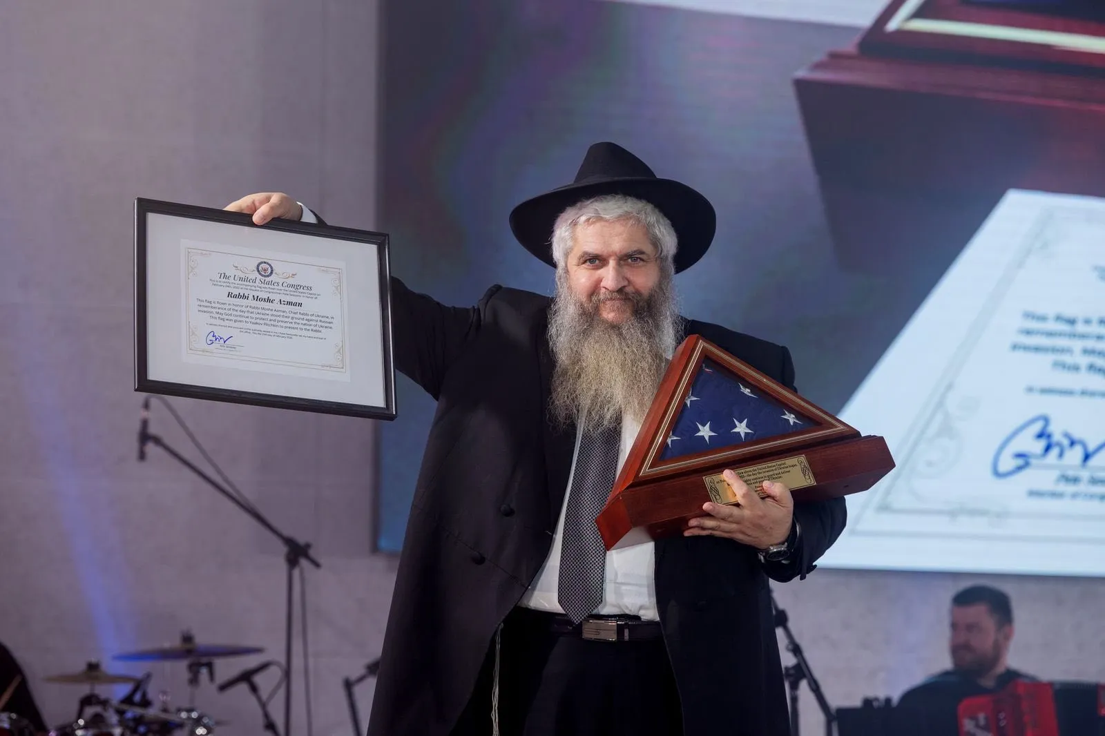 Головний Рабин України везе у Київ прапор США, який майорів над Капітолієм у день нападу росіян