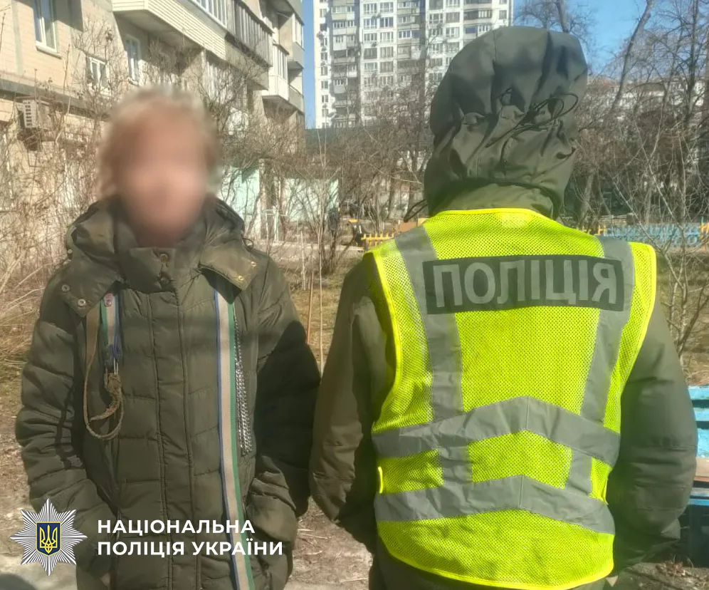 Поліція Києва розшукала жінку, яка била собаку посеред вулиці на Березняках
