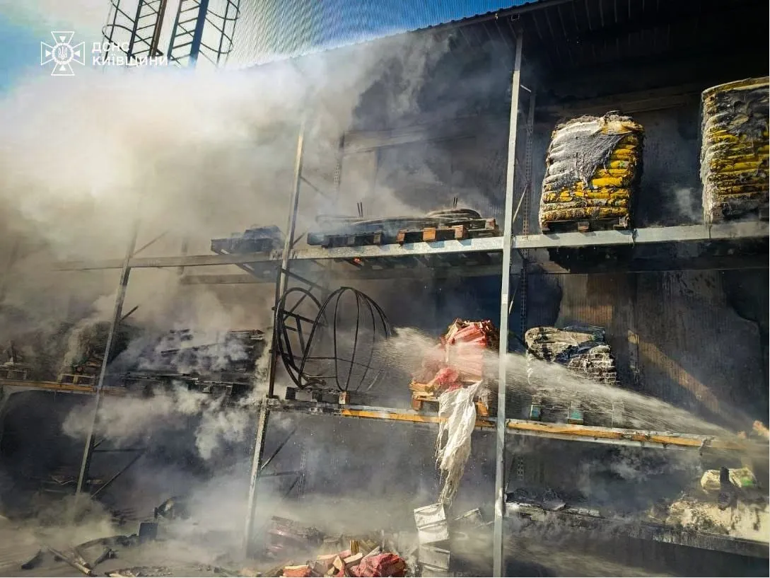 У Борисполі ліквідували пожежу в гіпермаркеті Епіцентр