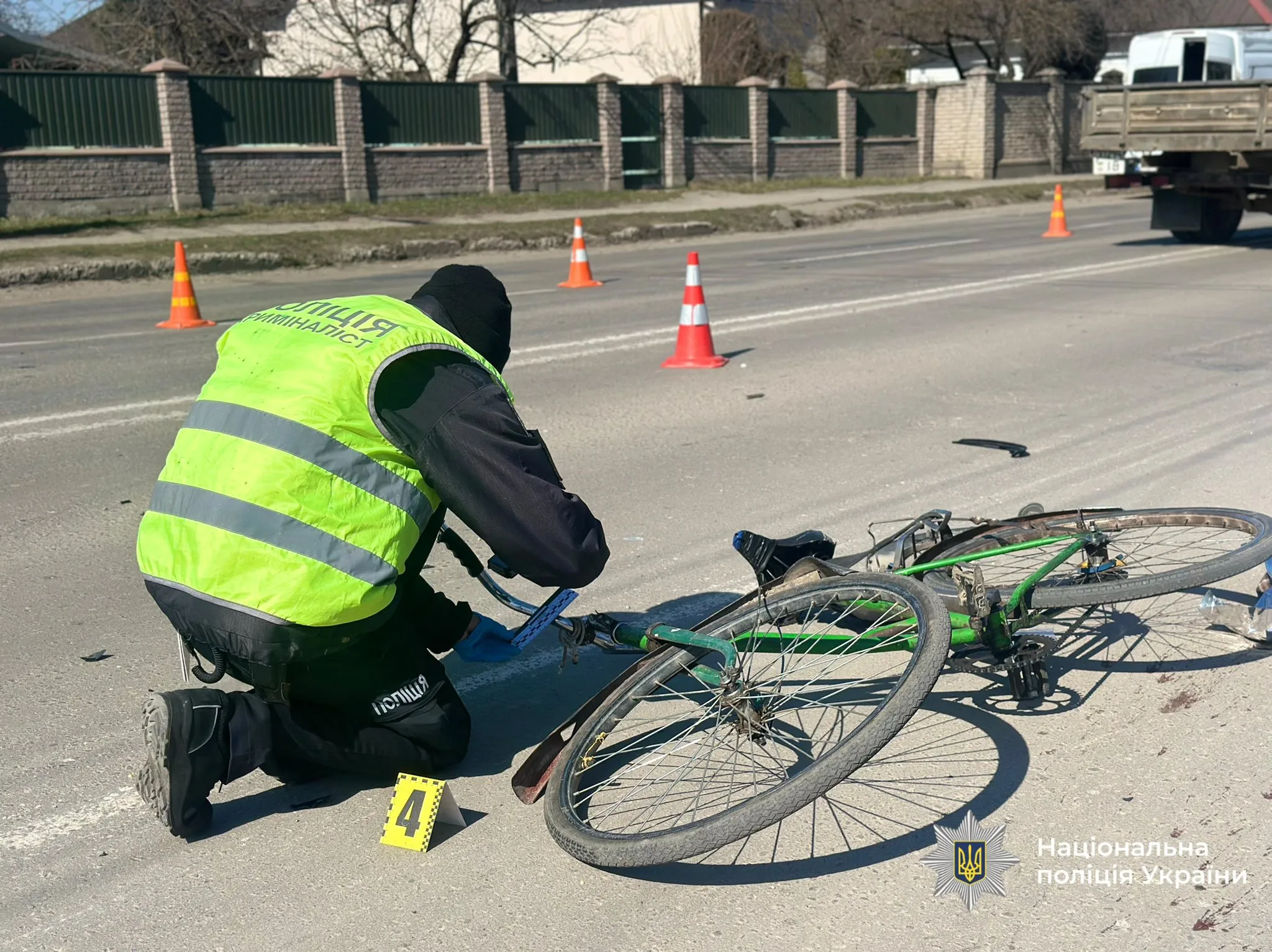 У Києві поліцейський та ТЦК напали на велосипедиста, чоловік травмувався