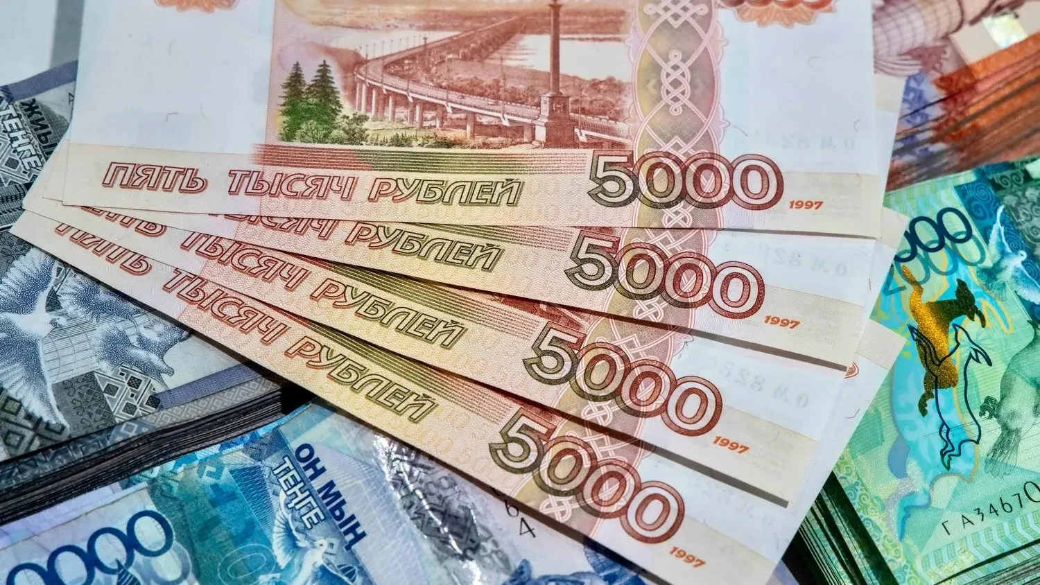 Росіяни масово забирають гроші з банків у готівці