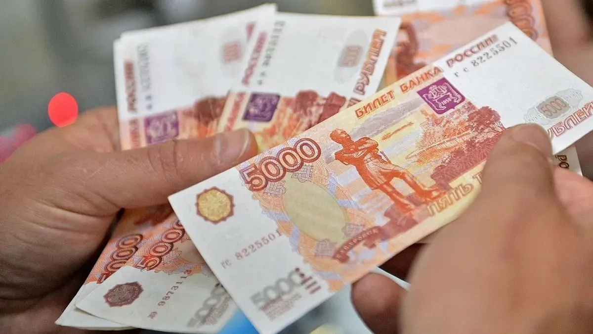 Сьомий місяць поспіль росіяни виводять з банків рекордні суми готівки