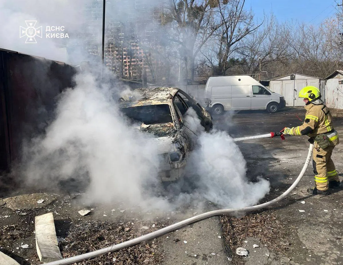 У Києві згоріли автомобіль Audi та гараж, є постраждала