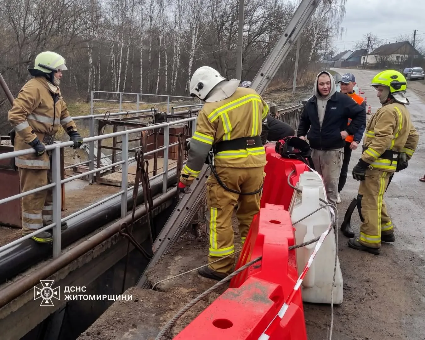 На Житомирщині рятувальники врятували двох бобрів, які опинилися у пастці