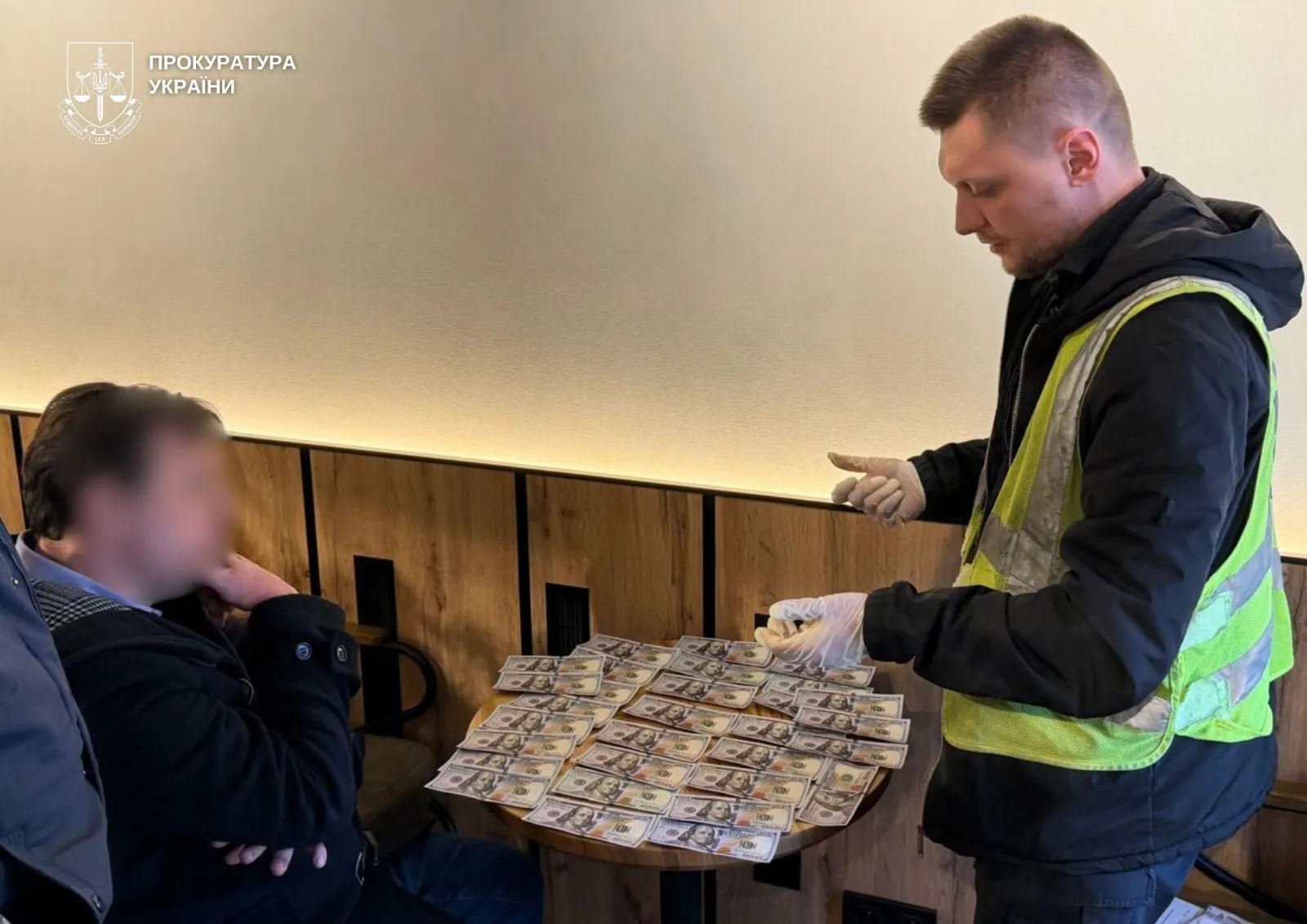 Адвокат обіцяв за $6000 допомогти скласти іспит і потрапив під арешт